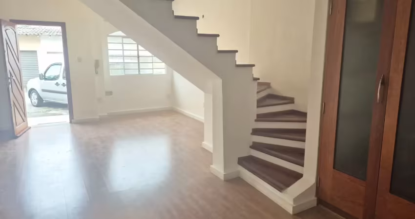 Excelente  casa de vila para alugar, 2 dormitórios com closet, 3 vagas de garagem do lado da faculdade belas artes e espm