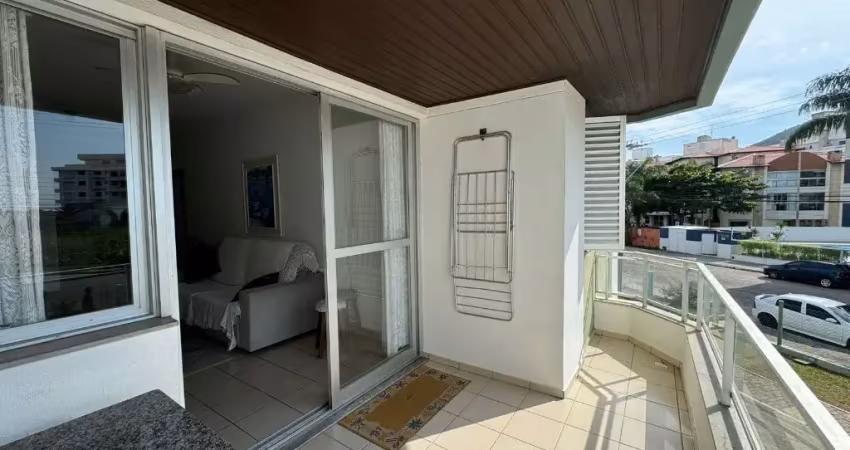 Apartamento 2 dormitórios, apenas 100 metros do mar.