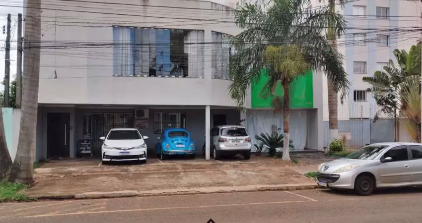 Prédio comercial com apartamento mobiliado e salas comerciais à venda