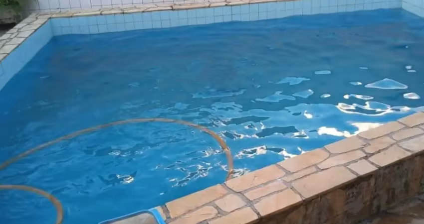 2 casas com piscina - são 9 quartos, salão de festas, piscina, 2 patios enormes.