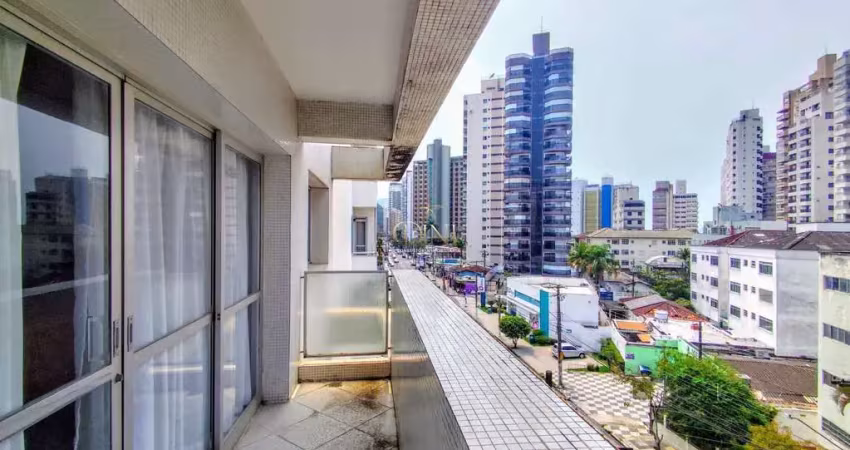 Apartamento a venda na praia das astúrias, 02 dormitórios, com sacada e 01 vaga