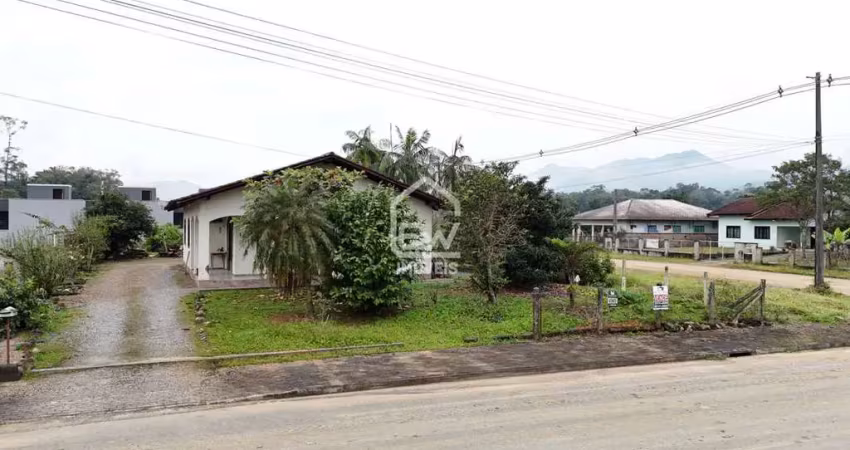 Terreno com casa com área total de 806m² em schroeder, sc