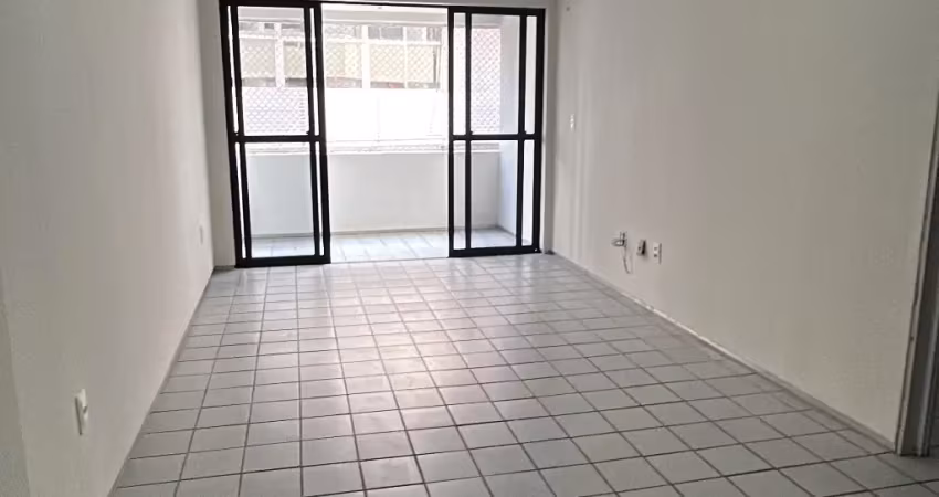 Apartamento com 61m2 a 50 metros da praia de manaira, com 1 quarto