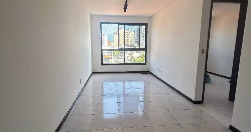 Apartamento extremamente bem localizado em manaira, próximo à praia e ao mag shopping