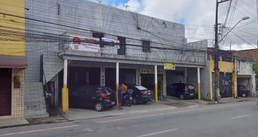 Prédio comercial 3 lojas térreas +, 16 kitinetes parte superior