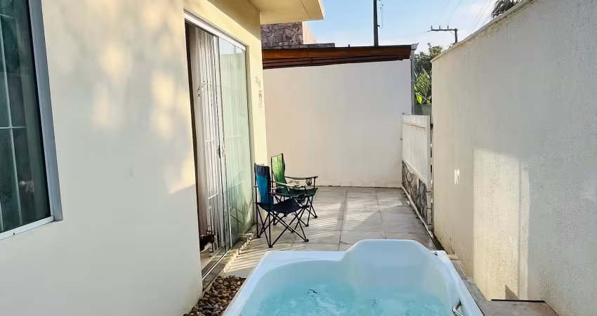 Casa mobiliada com banheira há 900 metros da praia alegre