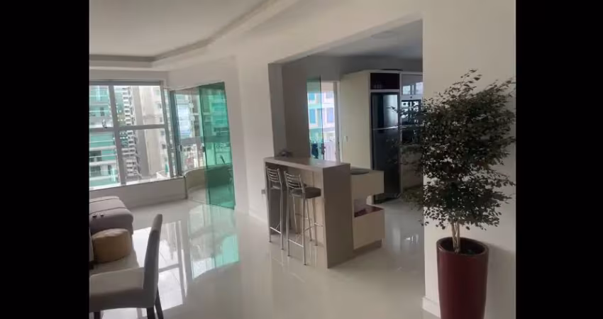 No coração da meia praia, 4 suítes, 145m²  e  3 vagas de garagem com  puro conforto!
