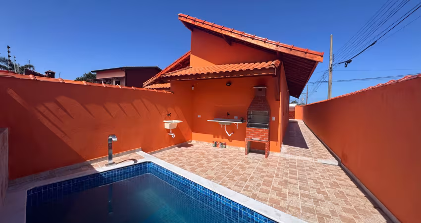 Casa nova com piscina à 500 metros do centro comercial do gaivotas, em itanhaém