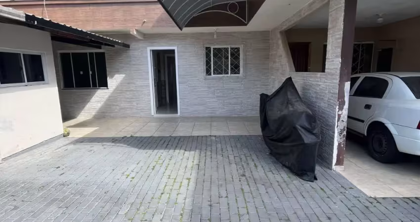 Casa com pátio compartilhado para locação anual no bairro cedros em camboriú