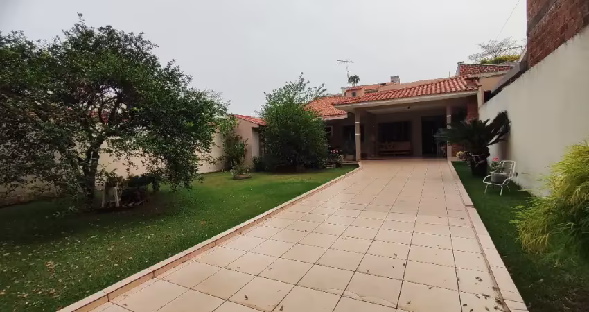 Linda casa com quintal amplo e pés de frutas,  dois quartos, no jardim batel