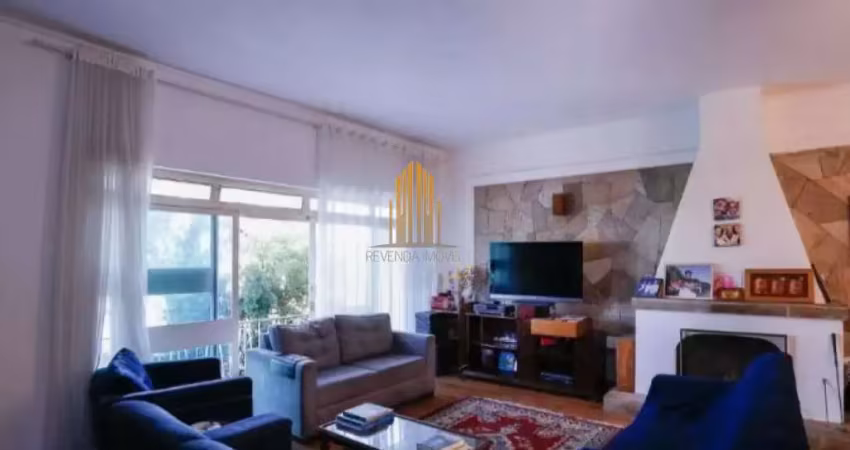 Casa residencial de 350m²  com três dormitórios (uma suíte) e quatro vagas á venda na região da lapa