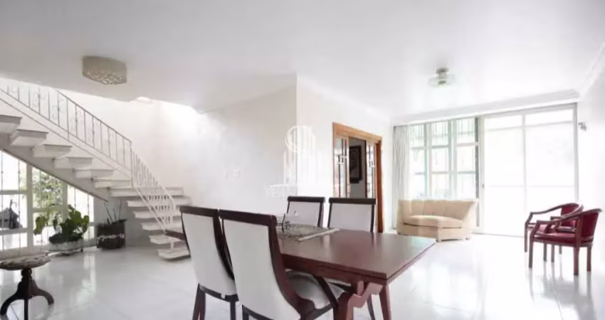 Sobrado de 280m², possui 4 dormitórios sendo 2 suítes, 1 sala, e 5 vagas, à venda na região da lapa.