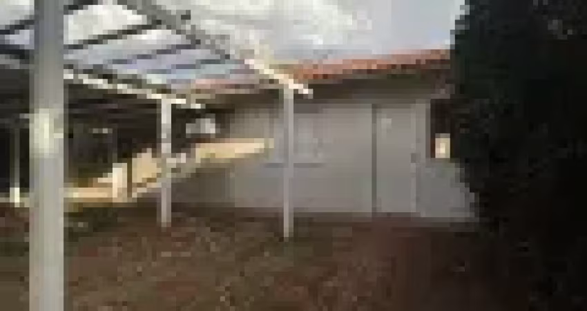 Casa  térrea no condomínio village parati, com espaço para churrasqueira