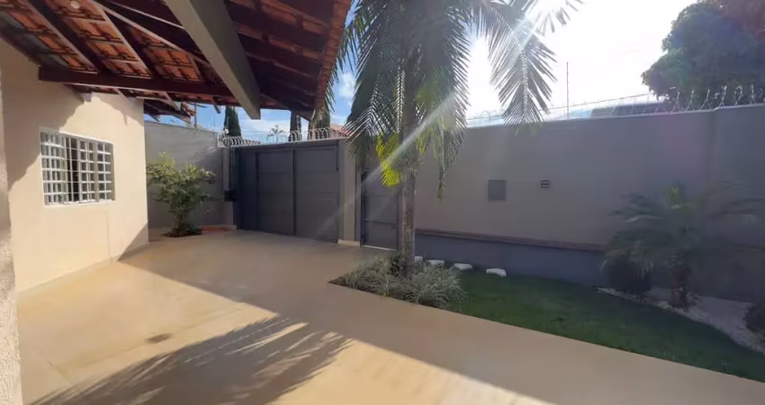 Casa térrea com suíte, piscina, 2 quartos, sala 3 ambientes e praça em frente