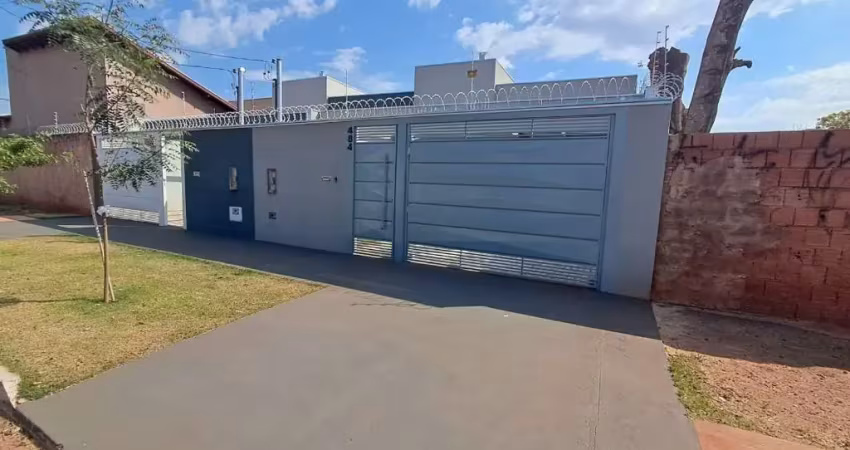 Charmosa e funcional: suíte com porta de vidro integrada ao jardim, mais 1 suíte, 1 quarto, sala e cozinha com acesso direto à churrasqueira.