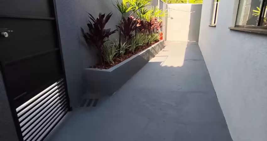 Casa nova próxima ao colégio militar, com 1 suíte e 2 quartos