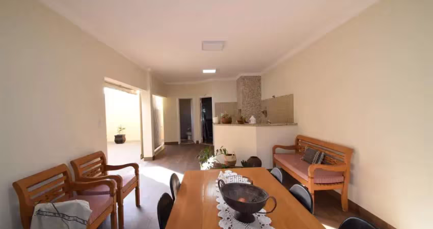 Casa muito boa, reformadinha, 3 quartos 1 suíte com closset e armários, ar condicionado, ótimo acabamento, vaga para 4 carros.