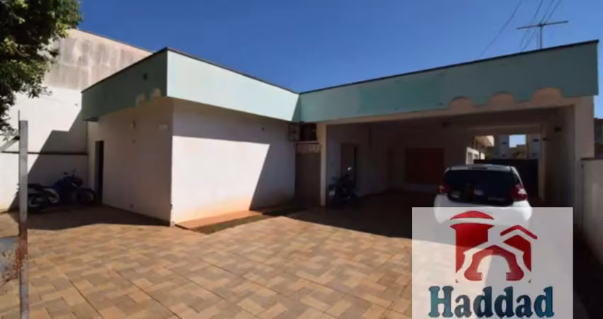 Invista no seu espaço: casa grande no centro com pontencial incrivel para locação!