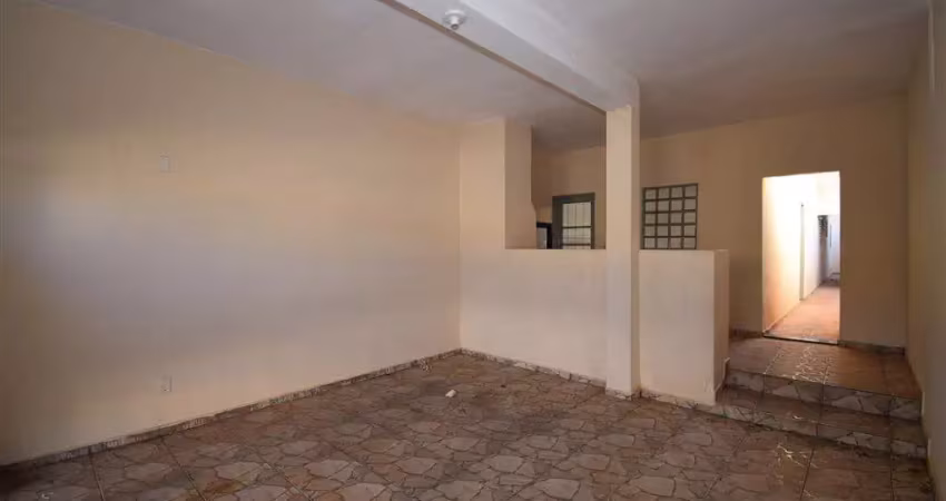 Casa meio ote com 2 dorm, sala, coz, bh, garagem, área em cima da garagem - quintal