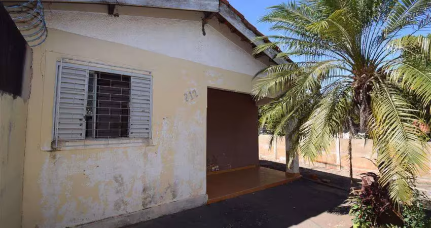Casa antiga com potencial em terreno amplo e ótima localização