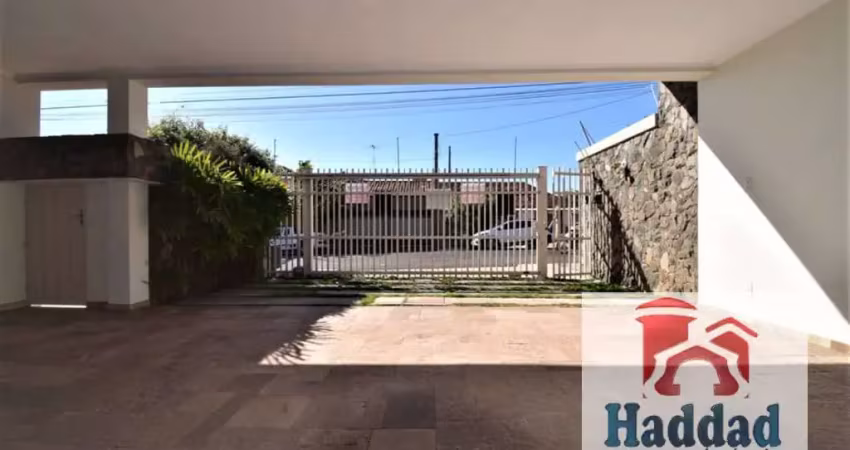 Belíssima casa no centro com quatro dormitorios todos com suite.