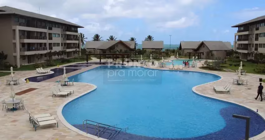 Apartamento com excelente localização em muro alto, em condomínio beira mar.