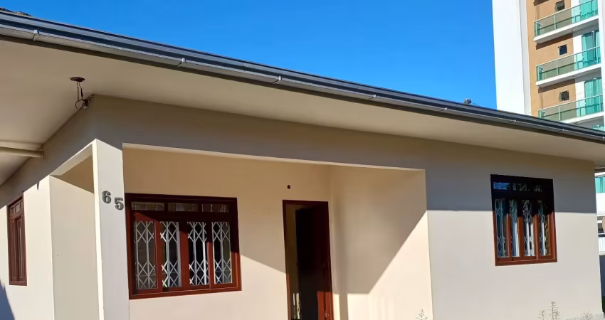 Casa com 3 quartos para alugar na Rua Ibirapuera, 85, Floresta, Joinville