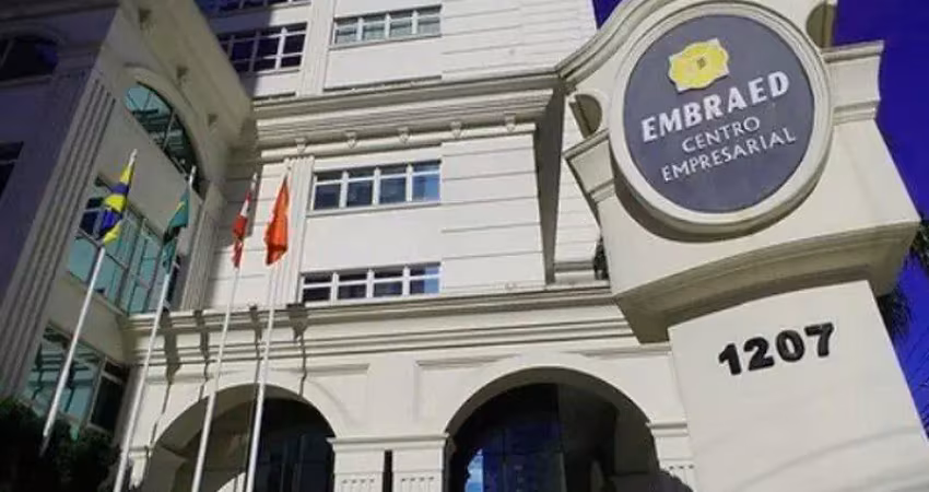 Excelente sala  ed. comercial embraed térrea no melhor empreendimento comercial  centro em itajaí