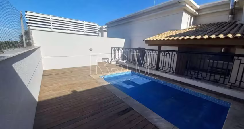 Cobertura triplex charmosa com 3 suítes, cozinha integrada, e 3 vagas de garagem.