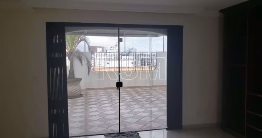 Cobertura duplex no paraíso com 669 m² a.u. sendo 4 dormitórios (2 suítes) e 5 vagas de garagem.