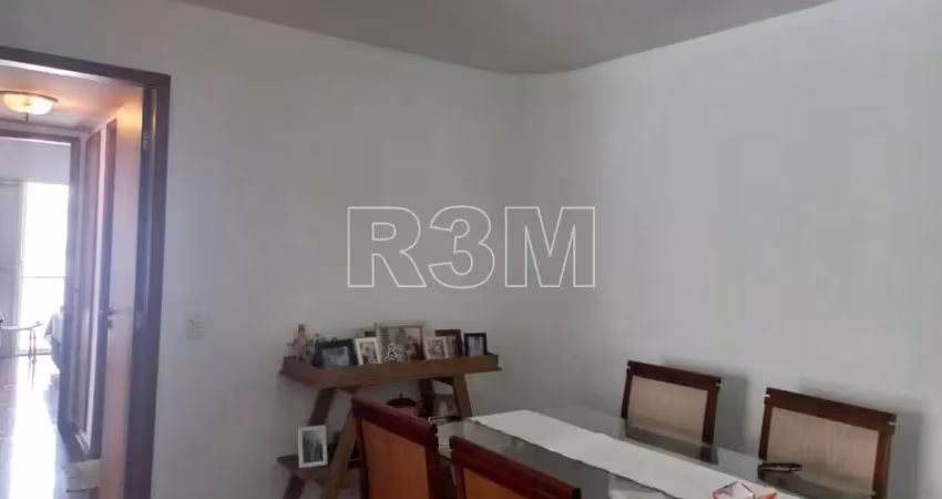 Apartamento espaçoso a venda com 3 dormitórios sendo 1 suíte e 2 vagas demarcadas.