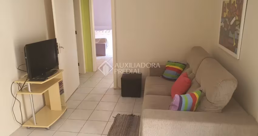 Apartamento localizado em frente ao zaffari  da lima e silva. próximo à ufrgs e a todos os atrativos da cidade baixa. de fundos e silencioso. apartamento  semi mobiliado, com 2 terraços, sendo num no 
