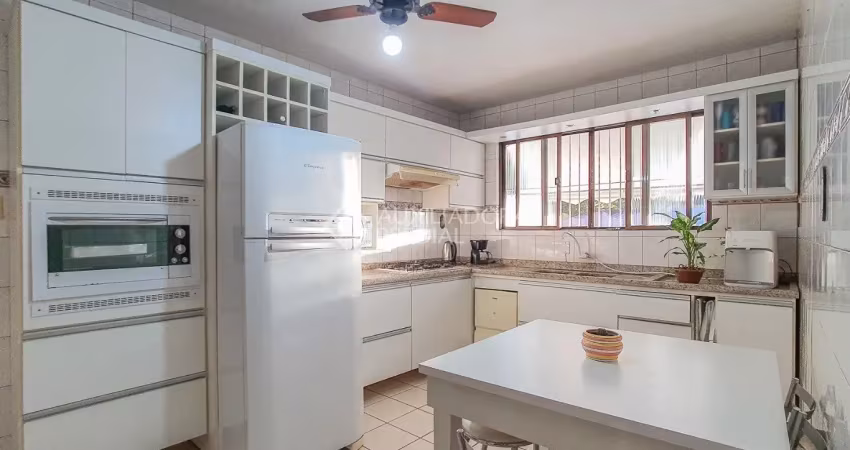 Casa em viamão, próximo ao centro e de fácil acesso pela rs118. 3 dormitórios, 1 banheiros e bela cozinha. ficam os móveis fixos. ao lado garagem com área de serviços, ligada a casa. piscina e edícula