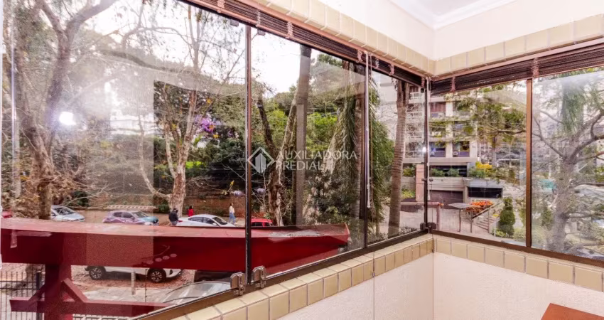 Excelente apartamento de frente com 101 m² de área privativa, composto de 03 dormitórios sendo uma suíte e com 01 vaga de garagem. ensolarado, living com 02 ambientes, churrasqueira, sacada fechada, a