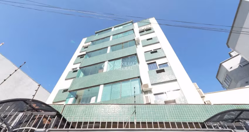 Amplo apartamento de 1 dormitório, excelente orientação solar, silencioso e com 46m² privativos. imóvel com espera para água quente. prédio com elevador, salão de festas e serviço de zeladoria. próxim
