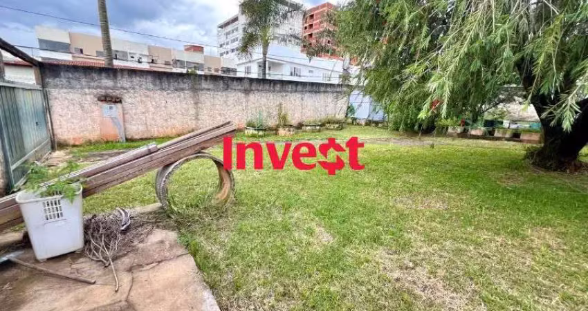 Terreno residencial , dentro de condomínio , 805m² , possui 2 casas construídas , na rua 03 em vicente pires .