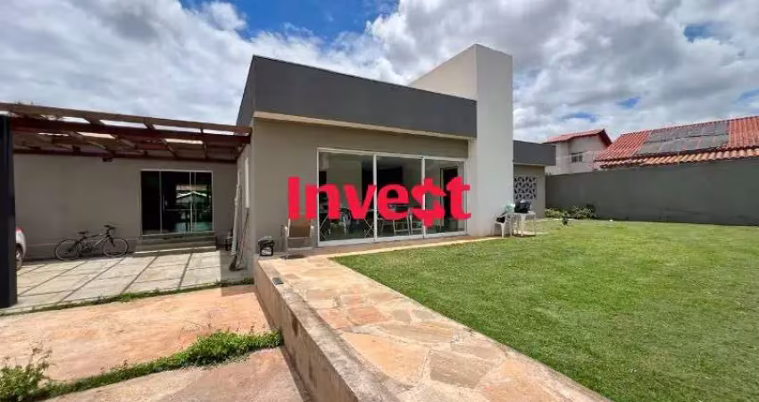 Casa reformada , lote de 1.400m² , dentro de condomínio , 4 quartos , no conjunto 04 em arniqueiras .