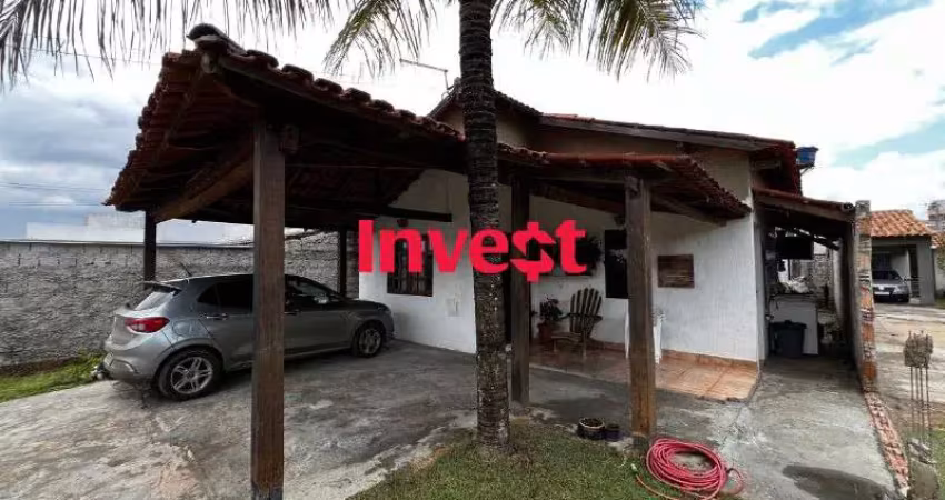 2 casas no mesmo lote , 1º com 3 quartos , 2º com 2 quartos , lote de 580m² , dentro de condomínio no conjunto 04 em arniqueiras .