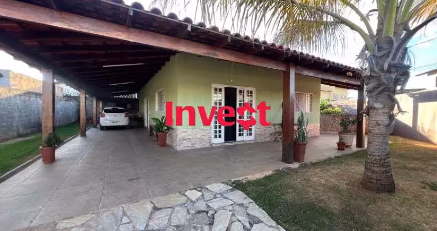 Casa estilo colonial, 3 quartos, escriturada e quitada, lote de 400m² no conjunto 05 em arniqueiras.