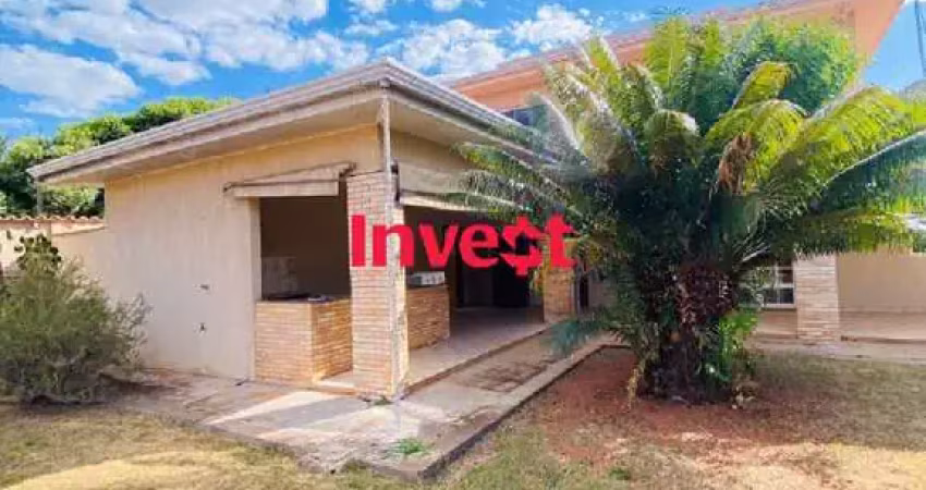 Casa com 5 quartos, sendo 3 suítes, lote de 900m², churrasqueira com espaço gourmet, dentro de condomínio na rua 06 em vicente pires.