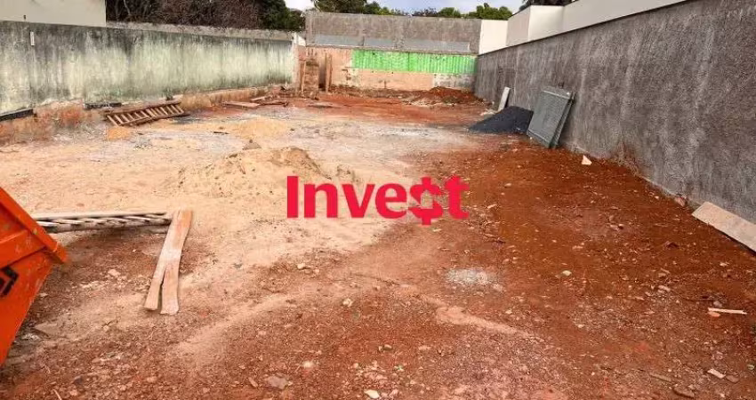Lote com 500m², 11 metros de frente, dentro de condomínio vazado para a via estrutural na rua 12 em vicente pires.