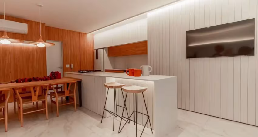 Apartamento com excelente localização na praia brava assinado por romero britto