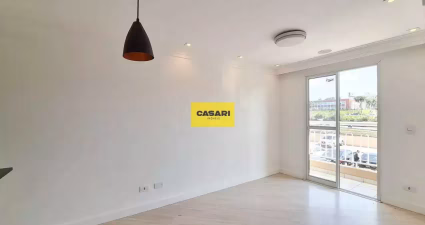 Apartamento em andar alto com 2 dormitórios, sala com varanda, 1 vaga e lazer com piscina, salão de festas e academia. localização privilegiada, próximo a comércios, transporte e fácil acesso à via an