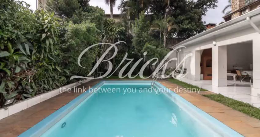 Casa térrea a venda no campo belo com 350m² construídos e 630m² de terreno - 5 vagas e piscina