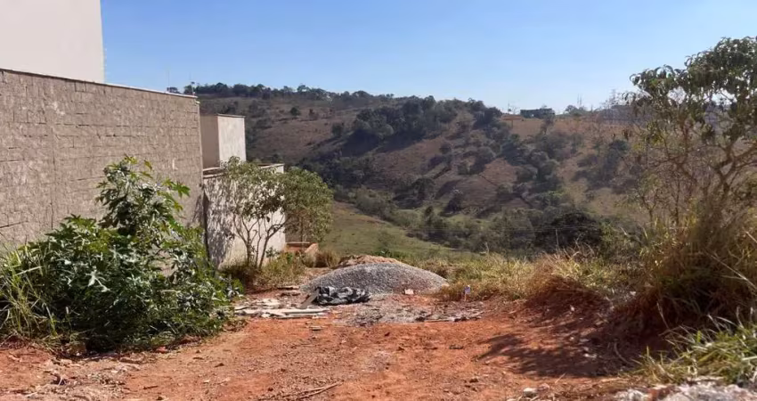 Terreno em condomínio fechado à venda na Rua Professora Rosinha Mendes, 43, São Lucas, Conselheiro Lafaiete