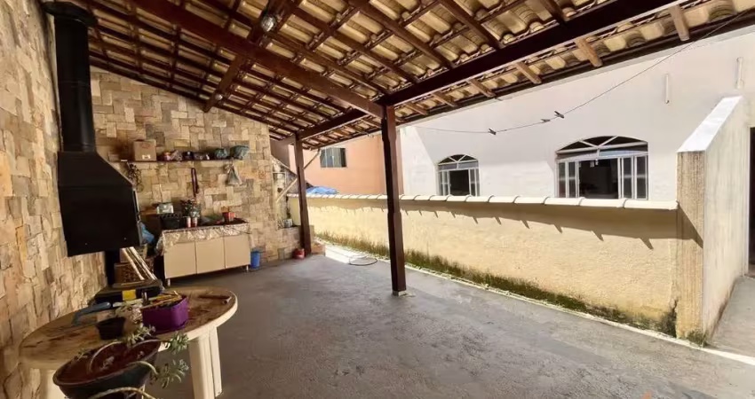 Casa em condomínio fechado com 3 quartos à venda na Rua Hélio Lana da Silva, 285, Bellavinha, Conselheiro Lafaiete