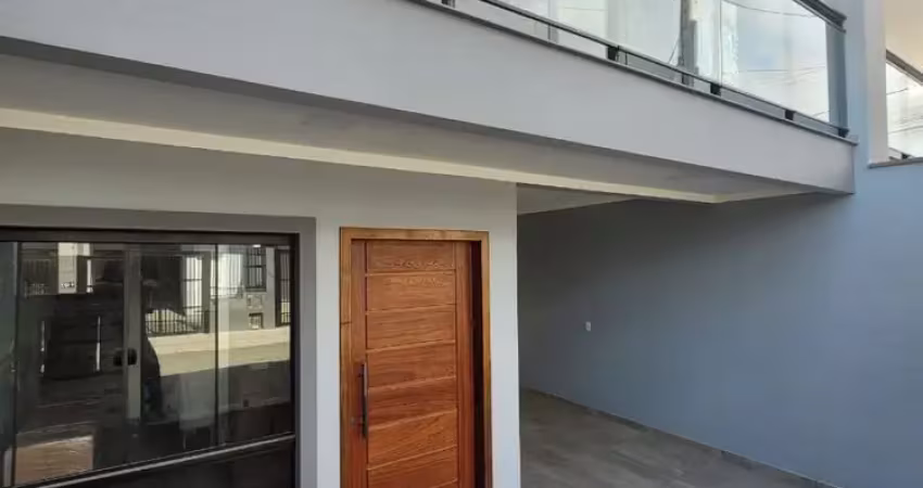 Sobrado novo, pronto para morar, 3 dormitórios, sendo 1 suíte, itacolomi em baln. piçarras-sc