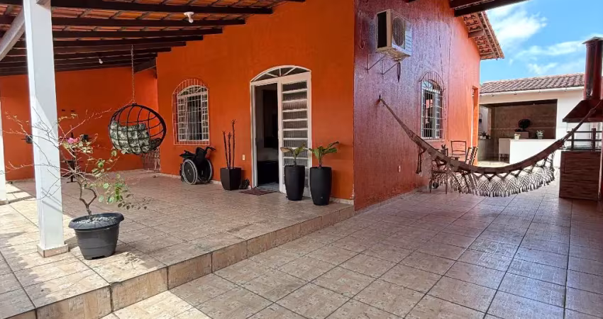 Planalto/ cond. jardim versalhes. casa com 3 quartos sendo 2 suites, sala para 2 ambientes e 3 vagas