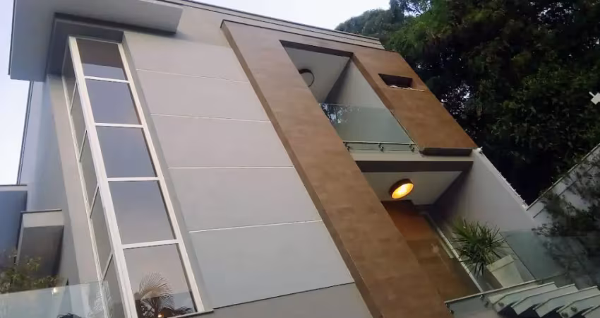 Lindo sobrado alto padrão 300m² a/t 448m² a/c 4 suítes área gourmet com piscina privativa