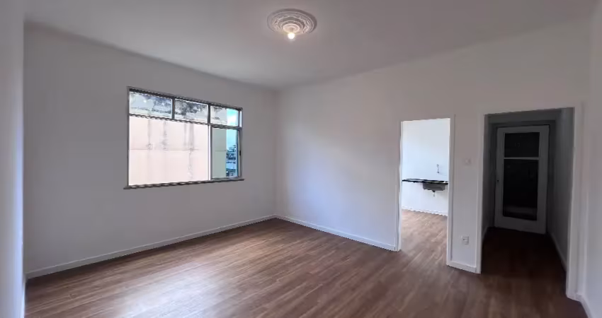 Apto reformado 110 m² 3 quartos, 02 vagas, portaria 24h - 50 m do metrô